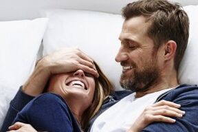 Un bărbat cu o formă bacteriană de prostatită beneficiază de o intimitate intimă cu o femeie